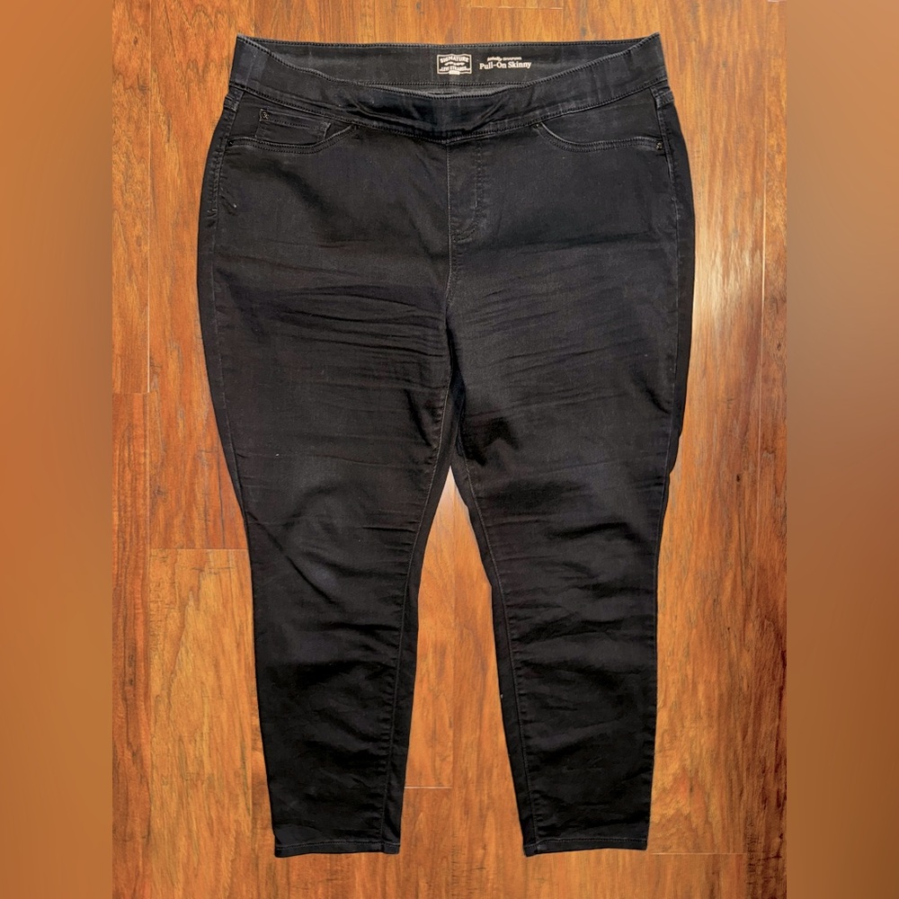 Signature by Levi Strauss Totally Shaping Pull On Skinny - Black Jegging - 20
